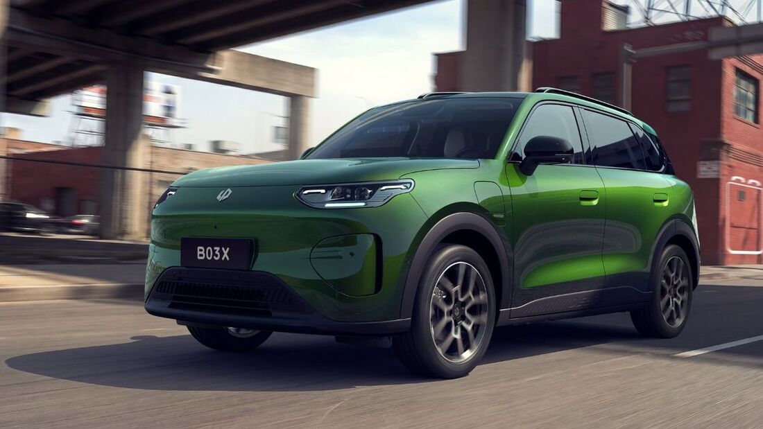 Leapmotor B03X als grüner Elektro-SUV in Frontansicht während der Fahrt auf einer städtischen Straße.