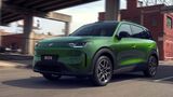 Leapmotor B03X als grüner Elektro-SUV in Frontansicht während der Fahrt auf einer städtischen Straße.