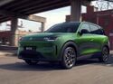 Leapmotor B03X als grüner Elektro-SUV in Frontansicht während der Fahrt auf einer städtischen Straße.