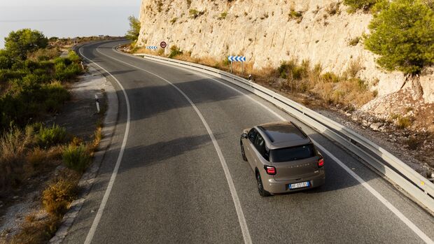 Leapmotor B03X aus erhöhter Perspektive auf einer kurvigen Straße in felsiger Landschaft.