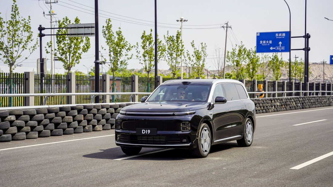 Leapmotor D19 SUV fährt auf Straße mit Leitplanken