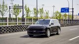 Leapmotor D19 SUV fährt auf Straße mit Leitplanken