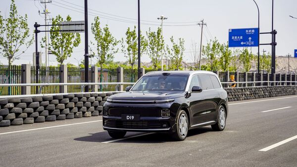 Leapmotor D19 SUV fährt auf Straße mit Leitplanken