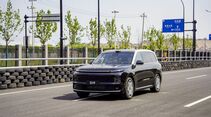 Leapmotor D19 SUV fährt auf Straße mit Leitplanken