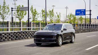Leapmotor D19 SUV fährt auf Straße mit Leitplanken