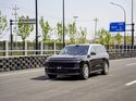 Leapmotor D19 SUV fährt auf Straße mit Leitplanken