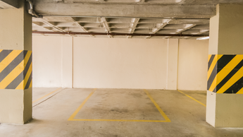 Leerer Parkplatz mit Markierungen in einer Tiefgarage als Symbol für fehlendes Fahrzeug nach Unfall