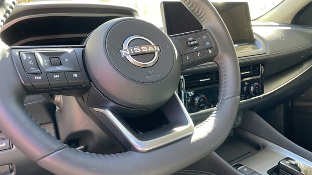 Lenkrad und Fahrerplatz im Nissan Qashqai e-Power.