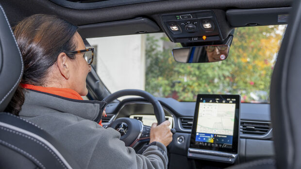 Lenkrad und digitales Instrumentendisplay des Mitsubishi ASX Hybrid im Detail.