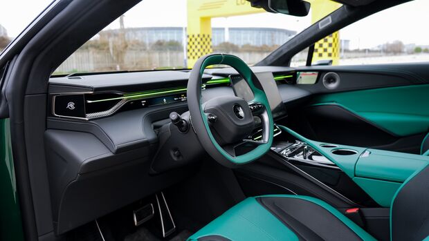 Lotus Eletre X bei einem Slalomtest auf nasser Teststrecke mit Pylonen.