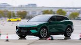 Lotus Eletre X fährt auf einer Teststrecke durch einen Parcours mit Pylonen.