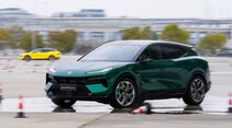 Lotus Eletre X fährt auf einer Teststrecke durch einen Parcours mit Pylonen.