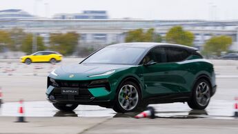 Lotus Eletre X fährt auf einer Teststrecke durch einen Parcours mit Pylonen.