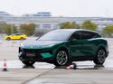 Lotus Eletre X fährt auf einer Teststrecke durch einen Parcours mit Pylonen.