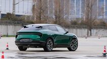 Lotus Eletre X fährt über eine nasse Teststrecke und passiert Pylonen im Slalom.