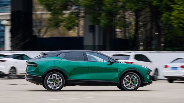 Lotus Eletre X in Seitenansicht während der Fahrt auf einer Straße.