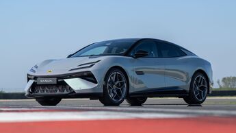 Lotus Emeya elektrische GT Limousine in Dreiviertelansicht auf einer Rennstrecke