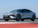 Lotus Emeya elektrische GT Limousine in Dreiviertelansicht auf einer Rennstrecke