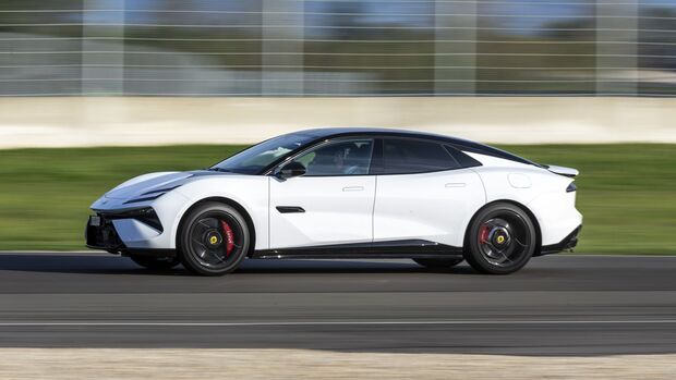 Lotus Emeya elektrische GT Limousine in Seitenansicht während der Fahrt auf einer Teststrecke