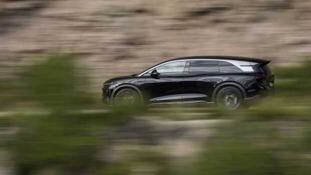 Lucid Gravity in Seitenansicht während der Fahrt mit fließender Karosserielinie