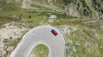 Luftaufnahme des MINI Countryman JCW in einer Serpentine einer Alpenstraße.