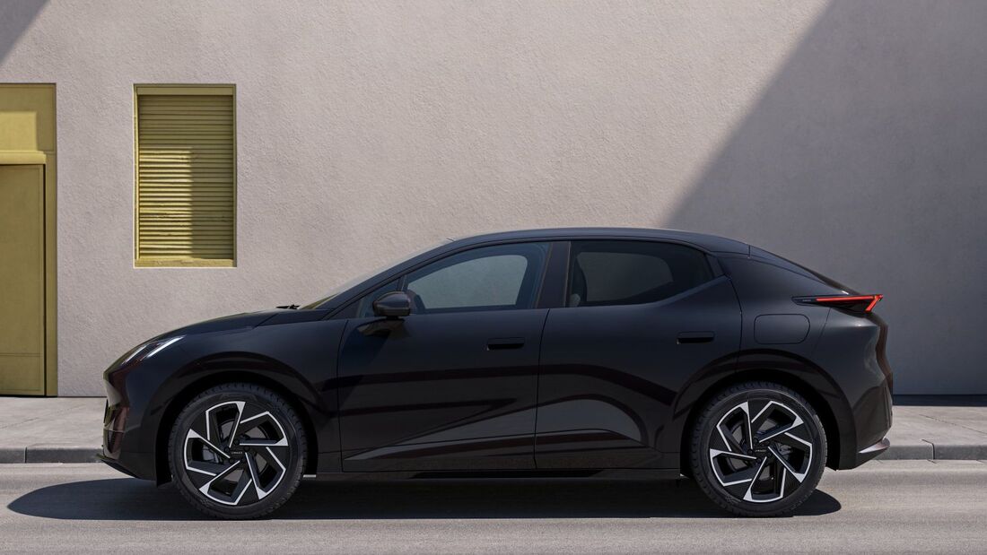 Lynk & Co 02 Modelljahr 2027 in Schwarz aus der Seitenperspektive auf einer städtischen Straße.