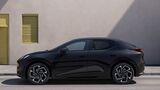 Lynk & Co 02 Modelljahr 2027 in Schwarz aus der Seitenperspektive auf einer städtischen Straße.