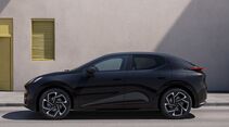 Lynk & Co 02 Modelljahr 2027 in Schwarz aus der Seitenperspektive auf einer städtischen Straße.