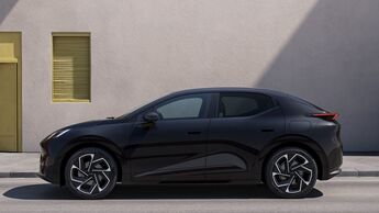 Lynk & Co 02 Modelljahr 2027 in Schwarz aus der Seitenperspektive auf einer städtischen Straße.