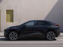 Lynk & Co 02 Modelljahr 2027 in Schwarz aus der Seitenperspektive auf einer städtischen Straße.