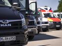 MAN spendiert dem TGE mit "Next Level" neue Technik und Funktionen im Innenraum. Jetzt gesellen sich zwei weitere Fahrzeugvarianten ab Werk dazu - und der Van macht weiter eine gute Figur.