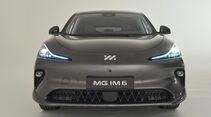 MG IM6 in Grau frontal im Studio mit LED-Scheinwerfern.