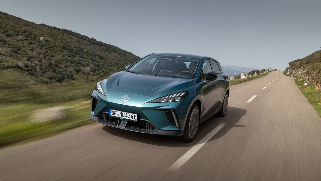 MG4 EV Modellpflege in schraeger Frontansicht waehrend der Fahrt auf einer Landstraße.