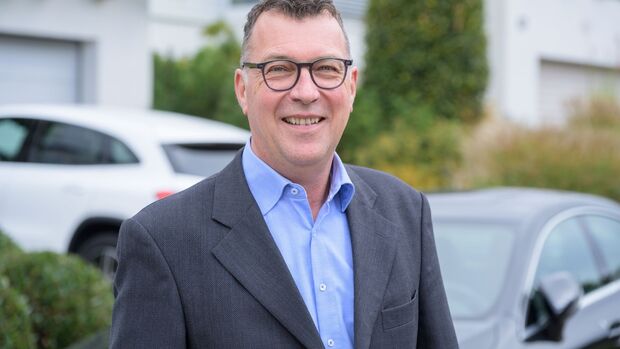 Marc-Oliver Prinzing, Vorsitzender des Bundesverbands Betriebliche Mobilität, vor geparkten Fahrzeugen