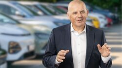 Martin Kössler steht vor geparkten Fahrzeugen und spricht gestikulierend über Fuhrpark- und Mobilitätslösungen