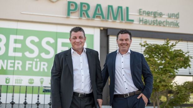 Martin Praml (links) und Harald Praml, Inhaber der Praml Group, vor dem Firmengebäude von Praml Energie- und Haustechnik