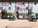 Mautstation auf einer Autobahn in Europa mit Fahrspuren für Kreditkartenzahlung und Verkehrsschildern