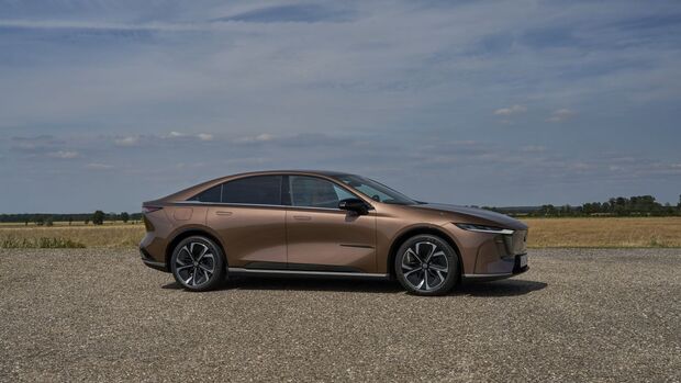 Mazda 6e Elektro-Limousine in Seitenansicht auf freier Landstraße