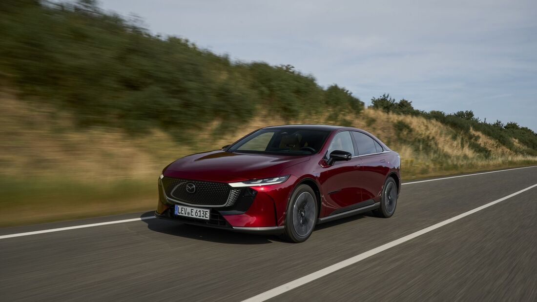 Mazda 6e in roter Lackierung bei Fahrt aus Frontperspektive