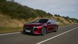Mazda 6e in roter Lackierung bei Fahrt aus Frontperspektive