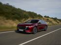 Mazda 6e in roter Lackierung bei Fahrt aus Frontperspektive
