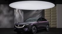 Mazda CX-6e in schraeger Frontansicht mit LED-Scheinwerfern und geschlossener Frontgestaltung im Studio.