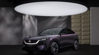 Mazda CX-6e in schraeger Frontansicht mit LED-Scheinwerfern und geschlossener Frontgestaltung im Studio.
