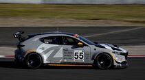 Mazda Rennwagen von Mazda Spirit Racing mit Startnummer 55 in Seitenansicht auf der Rennstrecke.