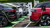 Mehrere Elektroautos der Volkswagen Gruppe laden an öffentlichen Ladepunkten.