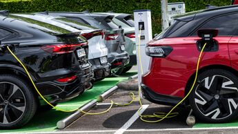 Mehrere Elektroautos der Volkswagen Gruppe laden an öffentlichen Ladepunkten.