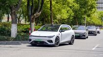 Mehrere Leapmotor Fahrzeuge im Strassenverkehr, vorn ein weisser B05