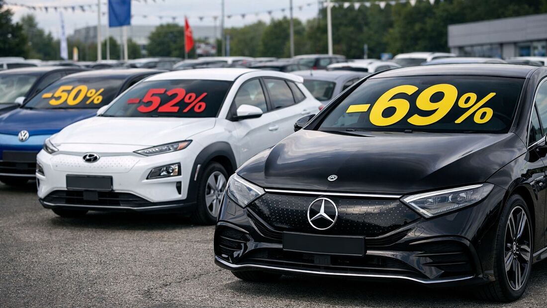 Mehrere gebrauchte Elektroautos stehen auf einem Parkplatz, auf den Frontscheiben sind prozentuale Wertverluste eingeblendet.