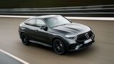 Mercedes-AMG GLC 53 4Matic+ in Schwarz bei Fahraufnahme auf Autobahn mit Motion Blur im Hintergrund.