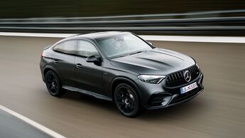 Mercedes-AMG GLC 53 4Matic+ in Schwarz bei Fahraufnahme auf Autobahn mit Motion Blur im Hintergrund.